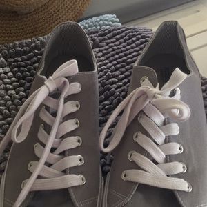 Tennis shoes